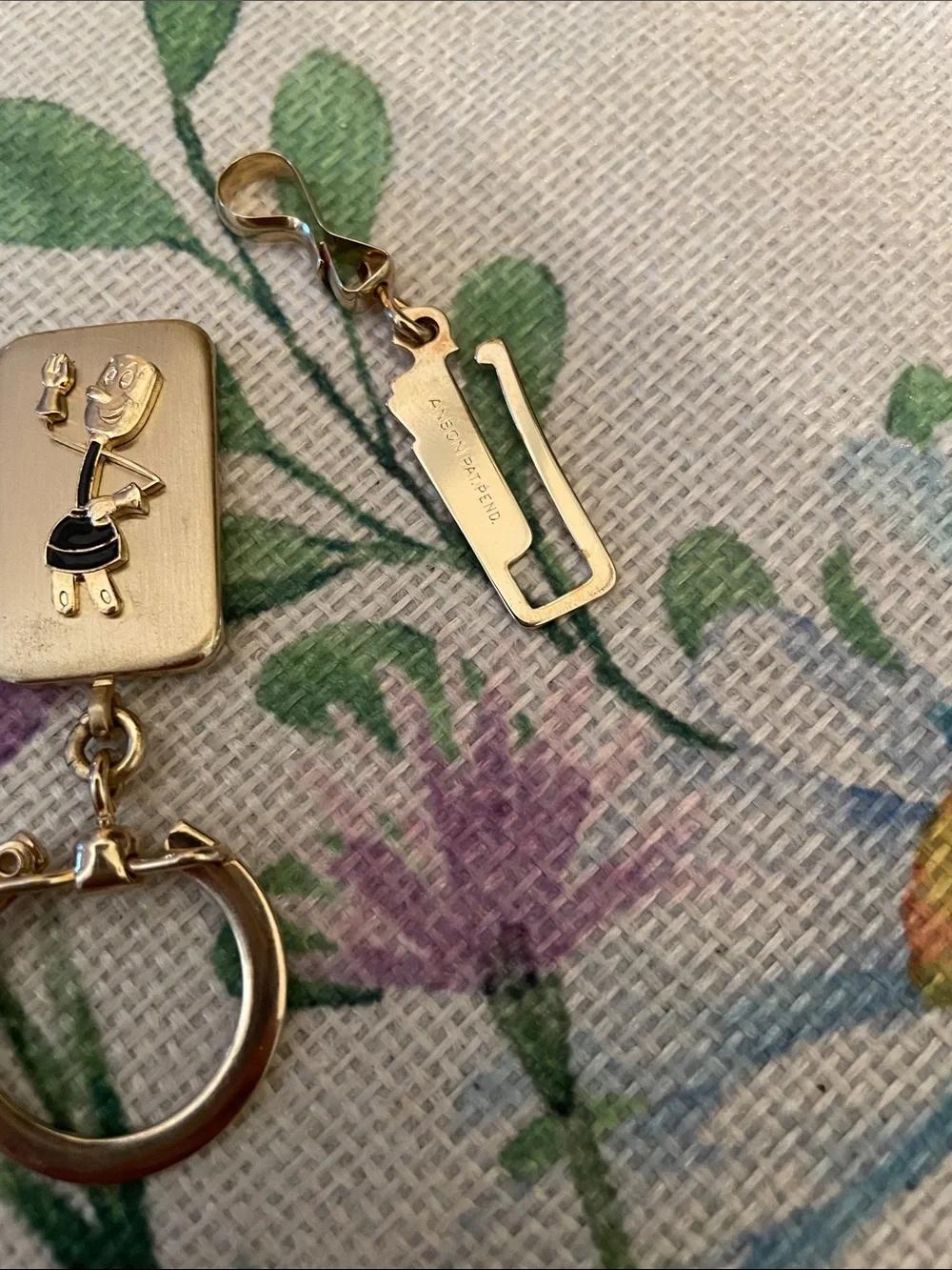 Gold Tone Men’s Key Holder with Novelty Figure